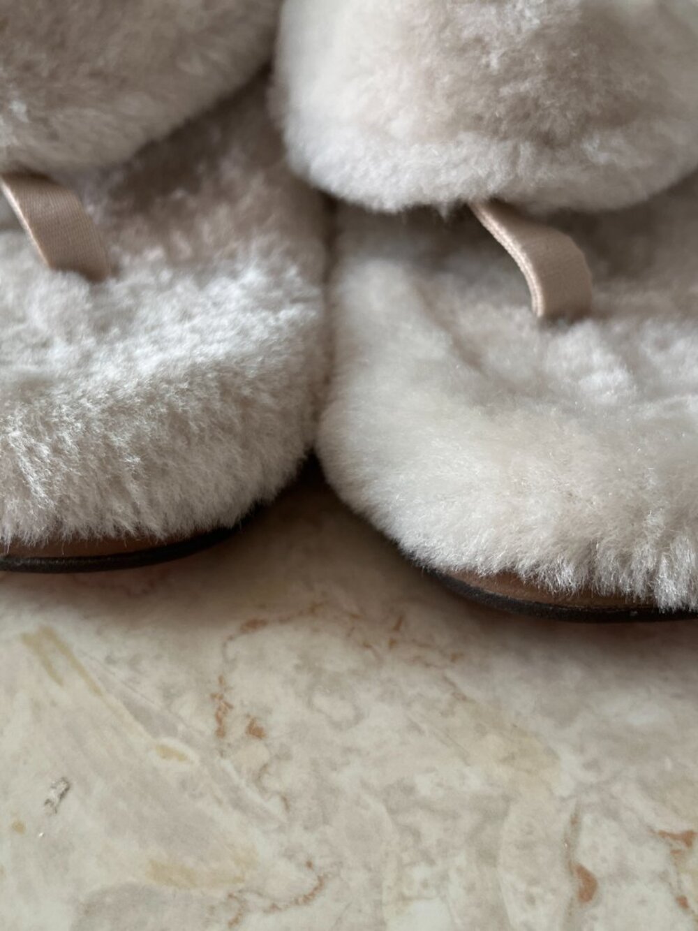 NWT Olukai Sz 10 Women's Kipe'a Heu Shearling Sandal Slipper in color Tapa - Picture 5 of 11